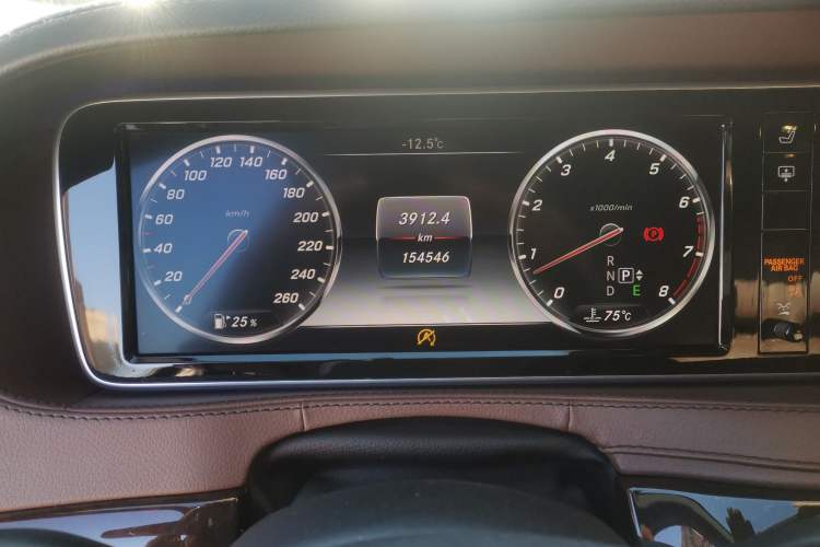 Used Mercedes-Benz Maybach S-Class 2015 S 400 4MATIC Odometer Close Up