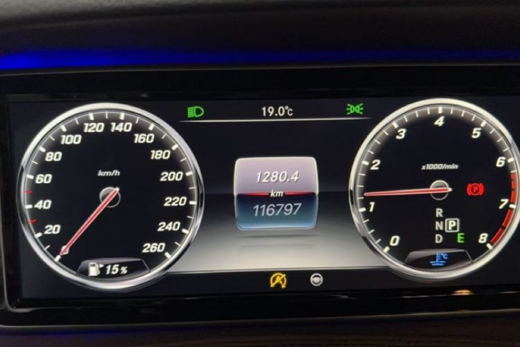 Used Mercedes-Benz Maybach S-Class 2015 S 500 4MATIC Odometer Close Up