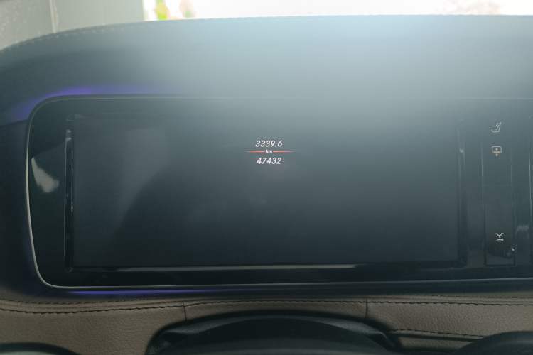 Used Mercedes-Benz Maybach S-Class 2015 S 400 4MATIC Odometer Close Up