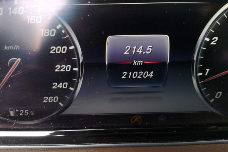 Used Mercedes-Benz Maybach S-Class 2015 S 500 4MATIC Odometer Close Up