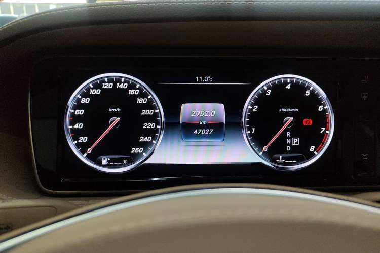 Used Mercedes-Benz Maybach S-Class 2015 S 500 4MATIC Odometer Close Up