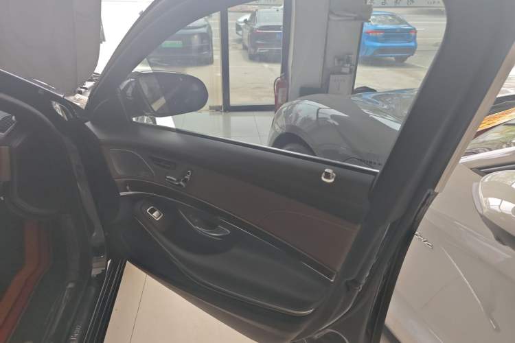 Used Mercedes-Benz Maybach S-Class 2015 S 400 4MATIC Right Front Door Interior