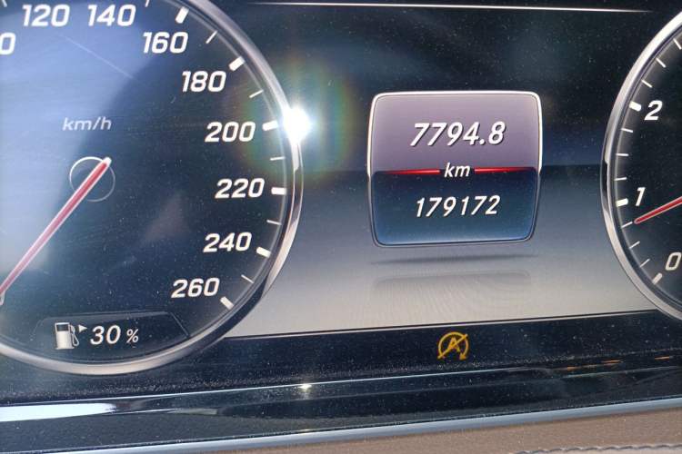 Used Mercedes-Benz Maybach S-Class 2015 S 400 4MATIC Odometer Close Up