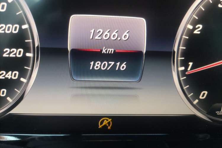 Used Mercedes-Benz Maybach S-Class 2015 S 400 4MATIC Odometer Close Up