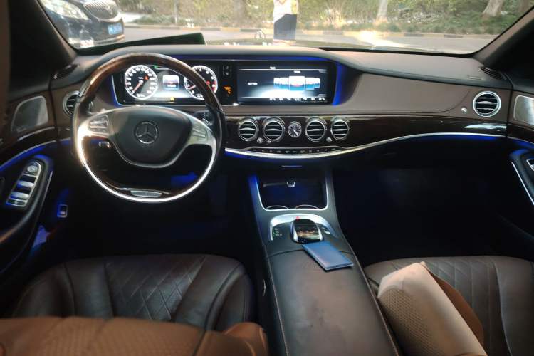 Used Mercedes-Benz Maybach S-Class 2016 S 400 4MATIC Center Console