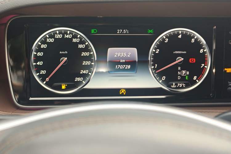 Used Mercedes-Benz Maybach S-Class 2016 S 400 4MATIC Odometer Close Up