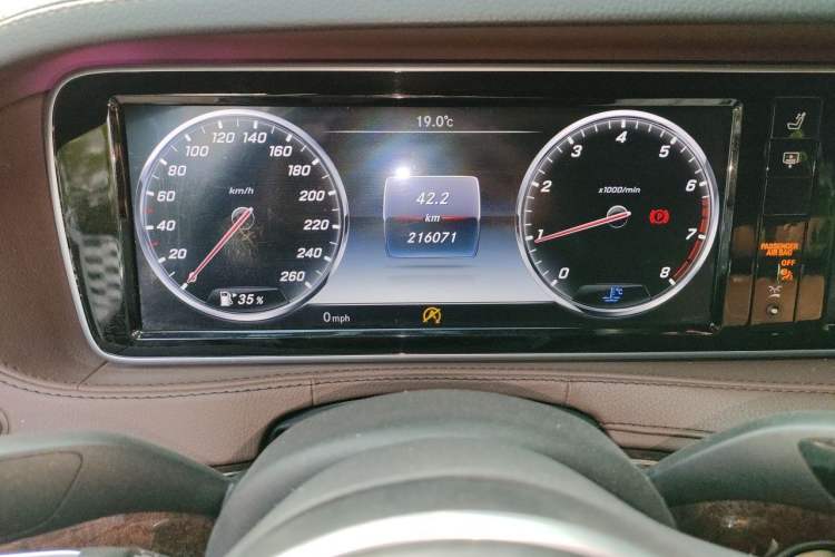 Used Mercedes-Benz Maybach S-Class 2017 S 400 4MATIC Odometer Close Up