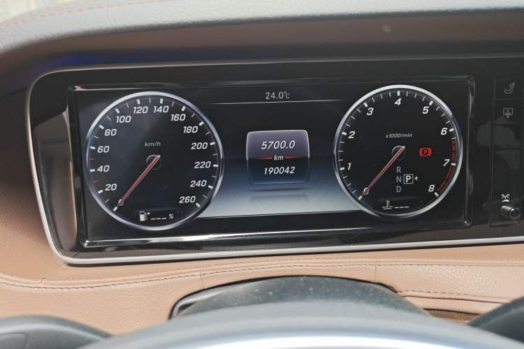 Used Mercedes-Benz Maybach S-Class 2017 S 400 4MATIC Odometer Close Up