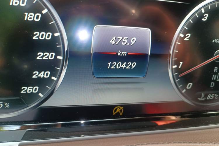 Used Mercedes-Benz Maybach S-Class 2017 S 400 4MATIC Odometer Close Up