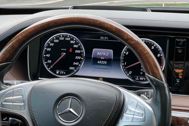 Used Mercedes-Benz Maybach S-Class 2017 S 400 4MATIC Odometer Close Up