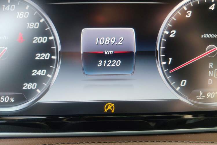 Used Mercedes-Benz Maybach S-Class 2017 S 400 4MATIC Odometer Close Up