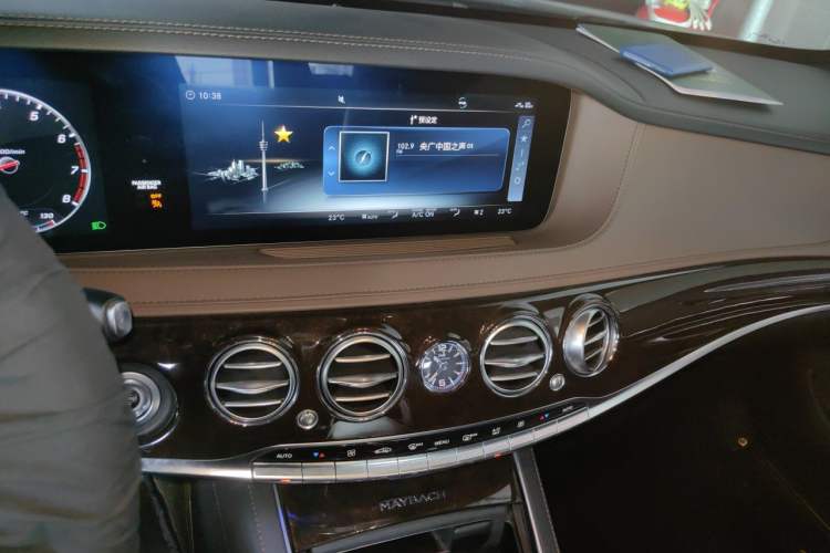 Used Mercedes-Benz Maybach S-Class 2018 S 560 4MATIC Audio And AC Panel