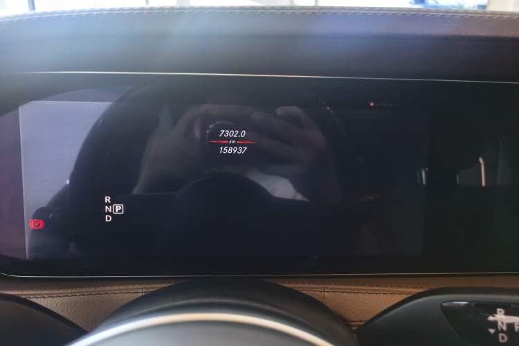 Used Mercedes-Benz Maybach S-Class 2018 S 450 4MATIC Odometer Close Up