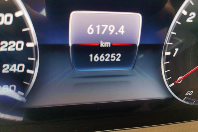 Used Mercedes-Benz Maybach S-Class 2018 S 450 4MATIC Odometer Close Up