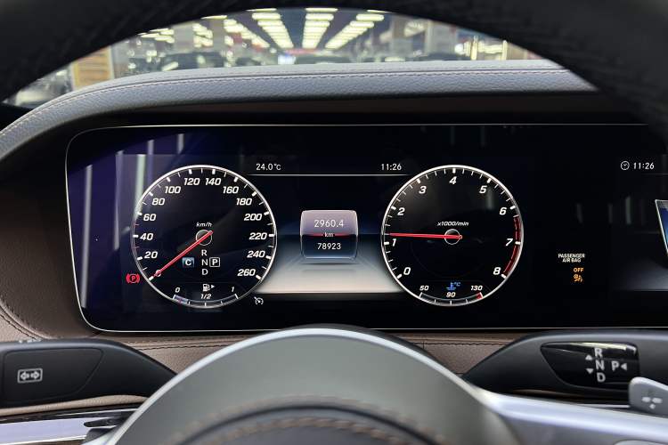 Used Mercedes-Benz Maybach S-Class 2018 S 560 4MATIC Odometer Close Up