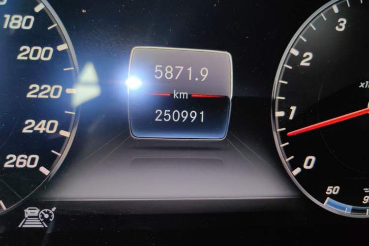 Used Mercedes-Benz Maybach S-Class 2018 S 560 4MATIC Odometer Close Up