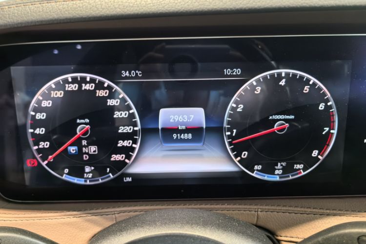 Used Mercedes-Benz Maybach S-Class 2018 S 560 4MATIC Odometer Close Up