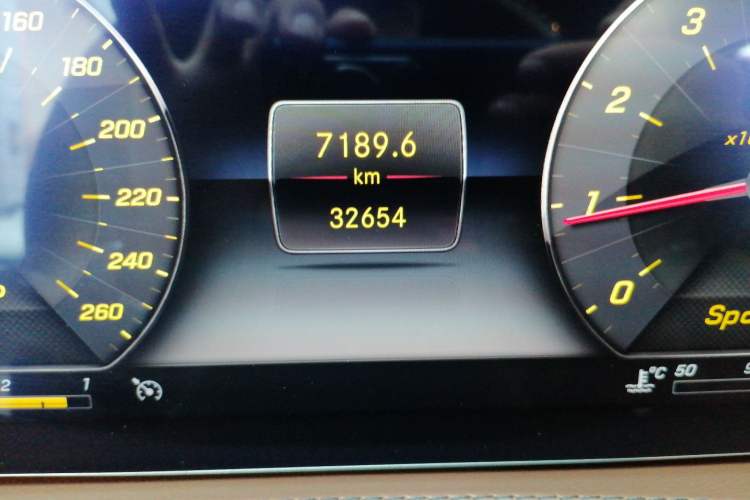 Used Mercedes-Benz Maybach S-Class 2018 S 450 4MATIC Odometer Close Up
