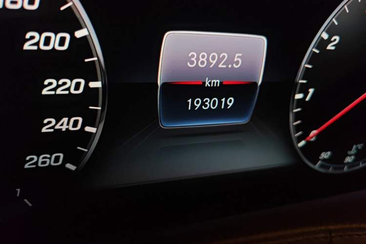 Used Mercedes-Benz Maybach S-Class 2018 S 450 4MATIC Odometer Close Up