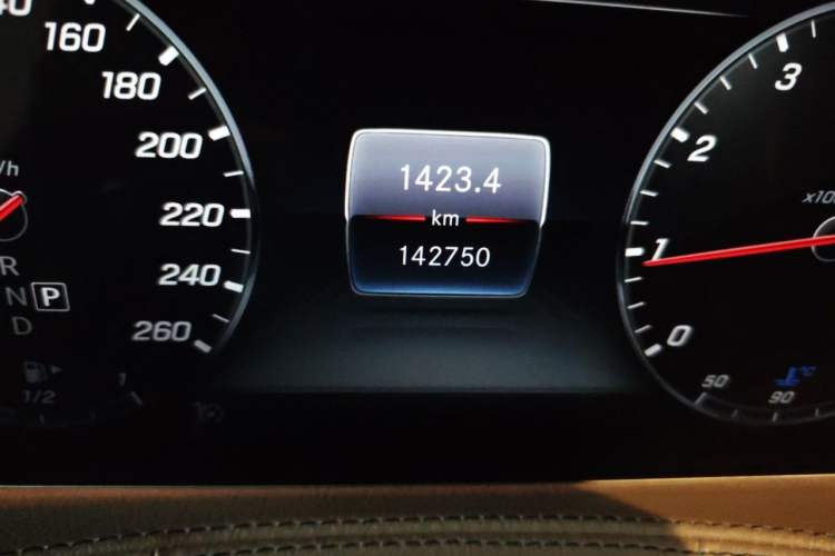 Used Mercedes-Benz Maybach S-Class 2018 S 450 4MATIC Odometer Close Up