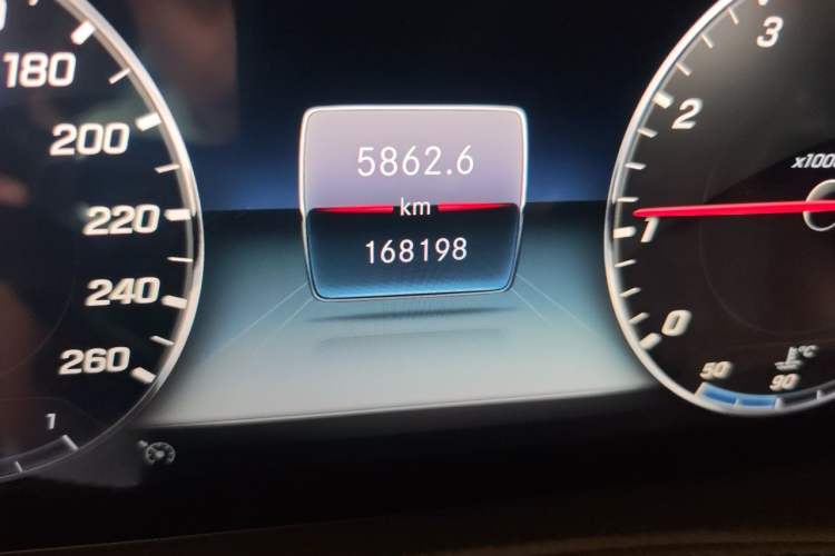 Used Mercedes-Benz Maybach S-Class 2018 S 450 4MATIC Odometer Close Up