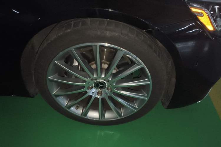 Used Mercedes-Benz Maybach S-Class  Right Front Wheel Hub