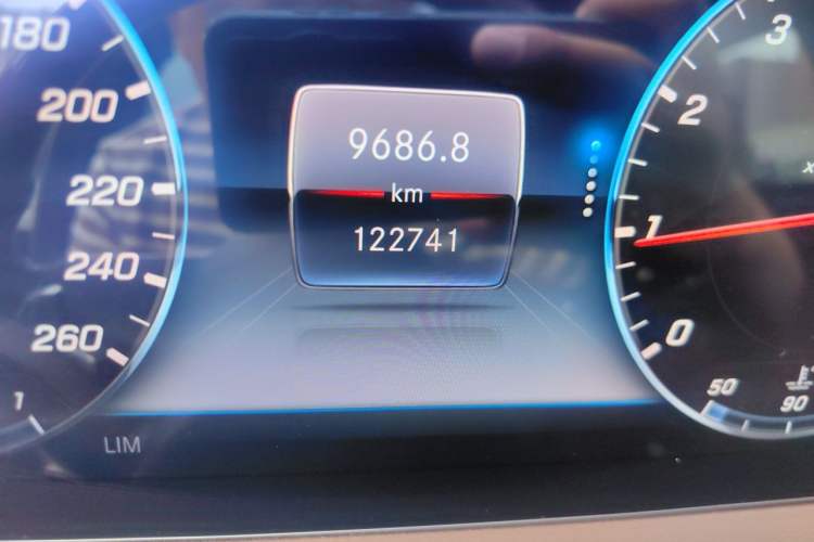 Used Mercedes-Benz Maybach S-Class 2018 S 450 4MATIC Odometer Close Up