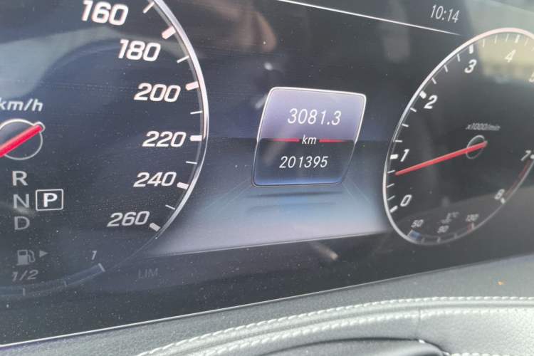Used Mercedes-Benz Maybach S-Class 2018 S 450 4MATIC Odometer Close Up