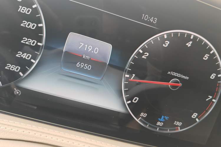 Used Mercedes-Benz Maybach S-Class 2019 S 450 4MATIC Odometer Close Up