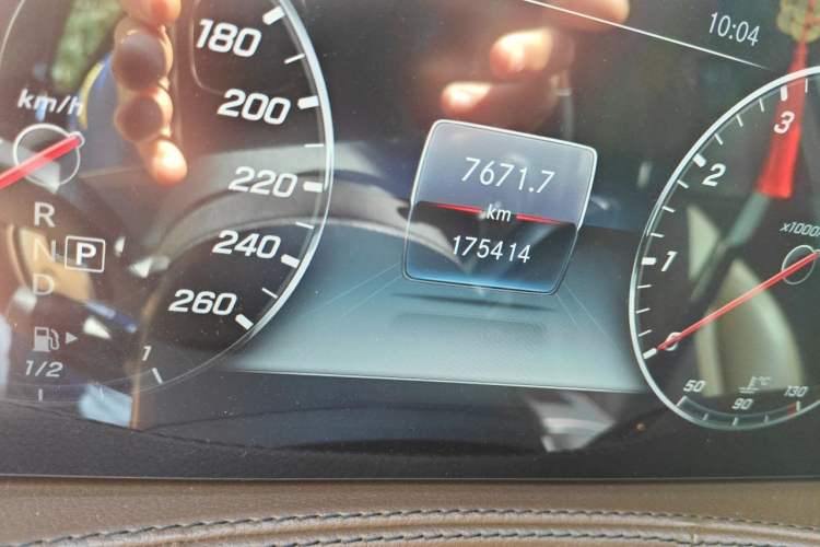 Used Mercedes-Benz Maybach S-Class 2019 S 450 4MATIC Odometer Close Up