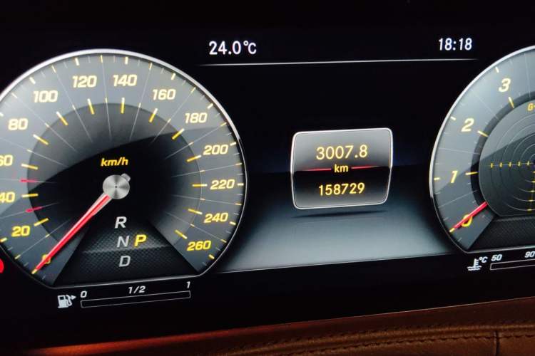 Used Mercedes-Benz Maybach S-Class 2019 Refresh S 450 4MATIC Odometer Close Up