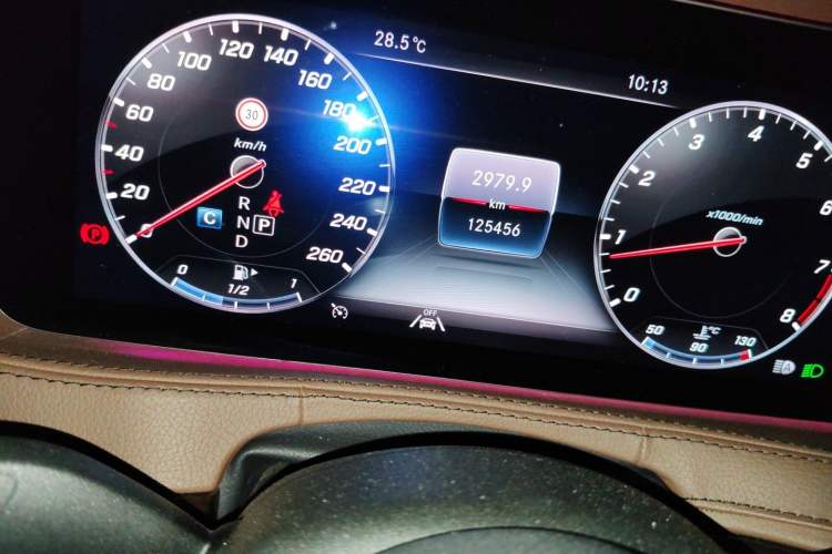 Used Mercedes-Benz Maybach S-Class 2019 S 450 4MATIC Odometer Close Up