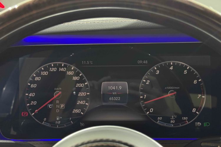 Used Mercedes-Benz Maybach S-Class 2019 S 450 4MATIC Odometer Close Up