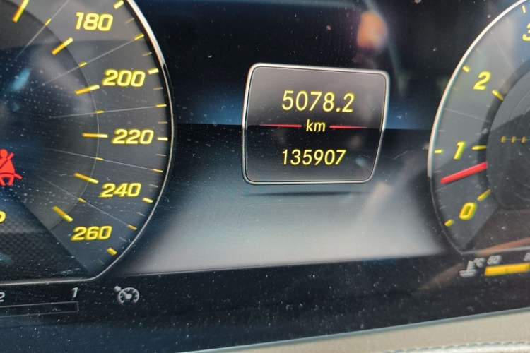 Used Mercedes-Benz Maybach S-Class 2019 S 450 4MATIC Odometer Close Up