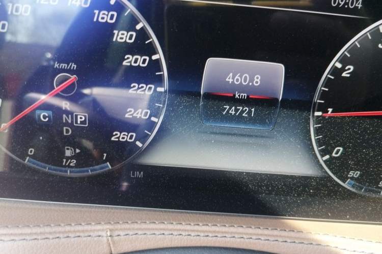 Used Mercedes-Benz Maybach S-Class 2019 S 560 4MATIC Odometer Close Up