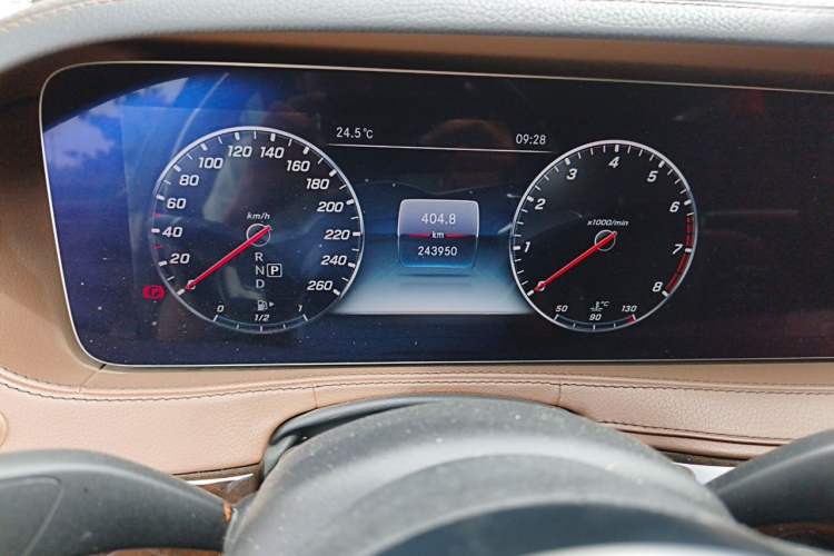 Used Mercedes-Benz Maybach S-Class 2019 S 560 4MATIC Odometer Close Up