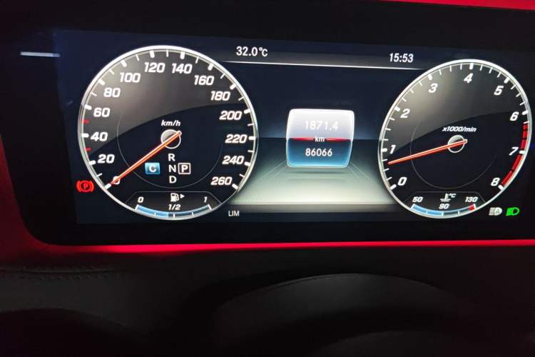 Used Mercedes-Benz Maybach S-Class 2019 S 560 4MATIC Odometer Close Up