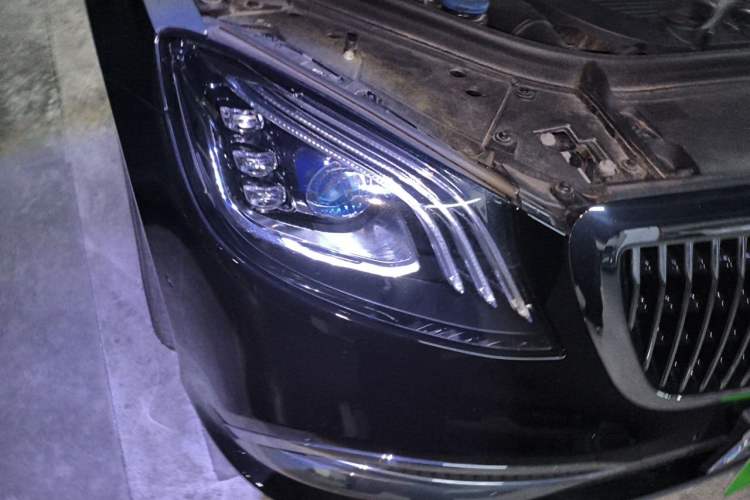 Used Mercedes-Benz Maybach S-Class 2019 S 680 Dual-Tone Collector's Edition Right Front Headlight