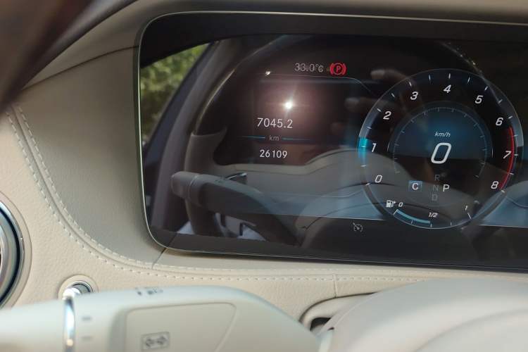 Used Mercedes-Benz Maybach S-Class 2019 S 450 4MATIC Odometer Close Up