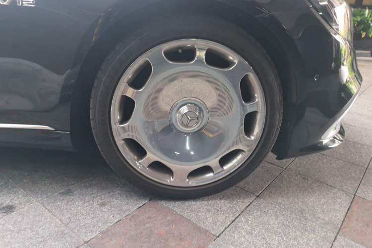Used Mercedes-Benz Maybach S-Class 2019 S 680 Dual-Tone Collector's Edition Right Front Wheel Hub