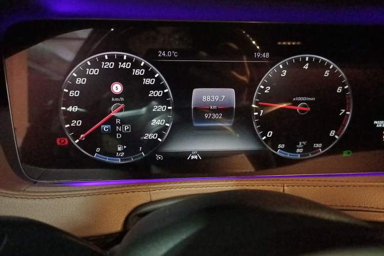 Used Mercedes-Benz Maybach S-Class 2020 S 450 4MATIC Odometer Close Up