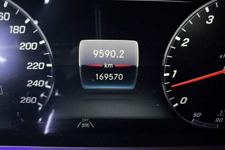 Used Mercedes-Benz Maybach S-Class 2020 S 450 4MATIC Odometer Close Up