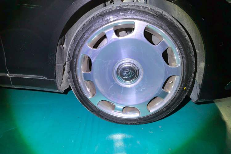 Used Mercedes-Benz Maybach S-Class 2020 S 450 4MATIC Collector's Edition Right Front Wheel Hub