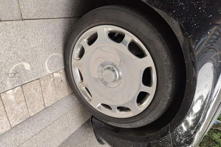 Used Mercedes-Benz Maybach S-Class 2020 S 450 4MATIC Collector's Edition Right Front Wheel Hub