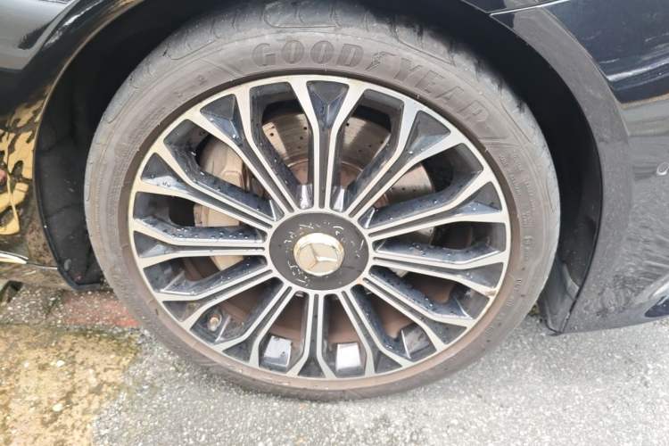 Used Mercedes-Benz Maybach S-Class 2020 S 450 4MATIC Collector's Edition Right Front Wheel Hub