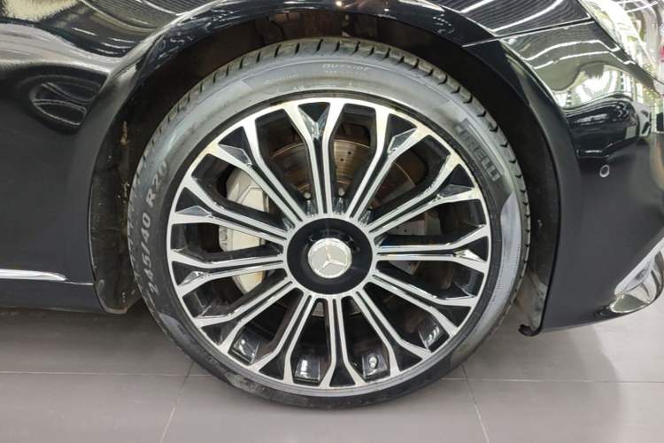 Used Mercedes-Benz Maybach S-Class 2020 S 450 4MATIC Collector's Edition Right Front Wheel Hub