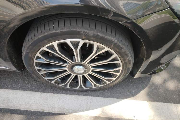 Used Mercedes-Benz Maybach S-Class 2020 S 450 4MATIC Collector's Edition Right Front Wheel Hub