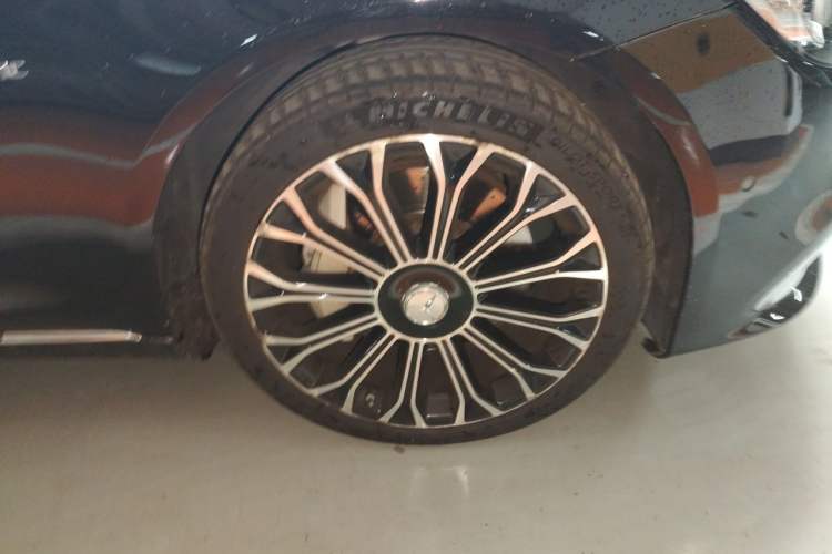 Used Mercedes-Benz Maybach S-Class 2020 S 450 4MATIC Collector's Edition Right Front Wheel Hub