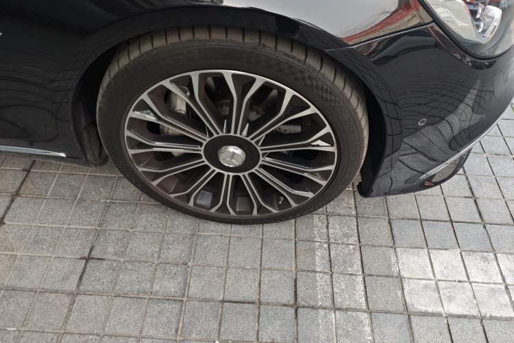 Used Mercedes-Benz Maybach S-Class 2020 S 450 4MATIC Collector's Edition Right Front Wheel Hub
