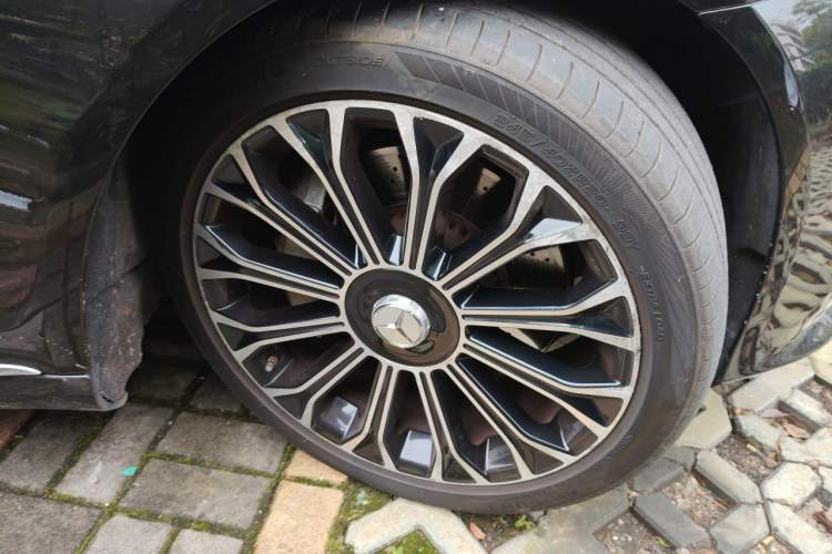 Used Mercedes-Benz Maybach S-Class 2020 S 450 4MATIC Collector's Edition Right Front Wheel Hub